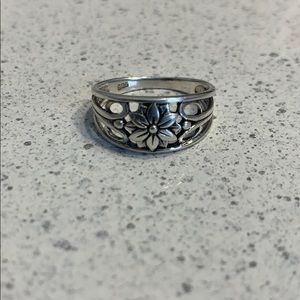 Women’s ring. Size 8